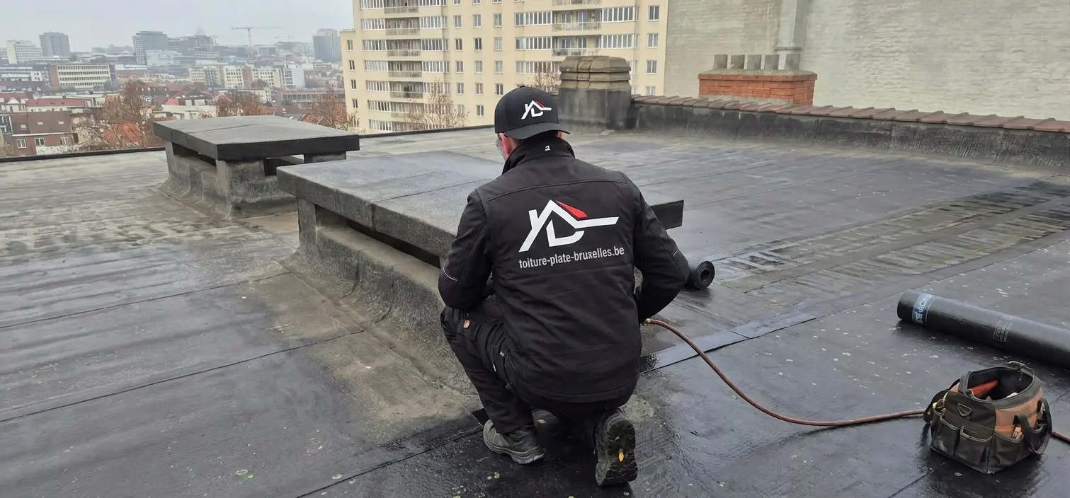 Couvreur professionnel effectuant la rénovation d'une toiture plate à Bruxelles