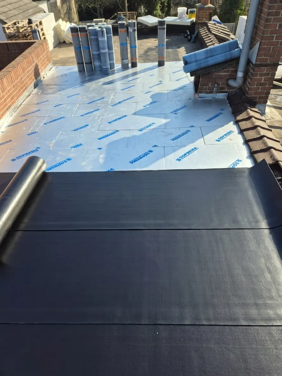 Pose d'isolation thermique Soprema et membrane d'étanchéité bitumineuse sur toiture plate