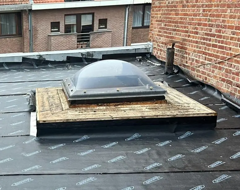 Pose de coupole et puits de lumière sur toiture plate