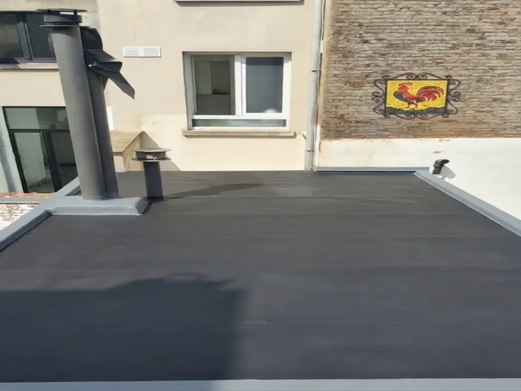 Rénovation de toiture plate et corniche avec coq décoratif en Brabant wallon