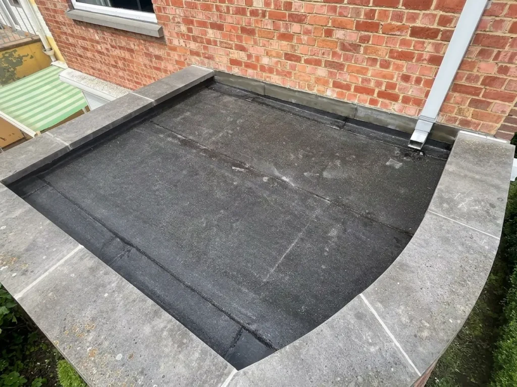 Comparatif pose EPDM et roofing pour toiture plate à Koekelberg, Bruxelles.