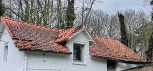 Rénovation d'une toiture inclinée endommagée à Berchem-Saint-Agathe, Bruxelles.