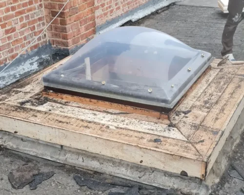 Équipe de couvreurs installant une nouvelle étanchéité autour d'une coupole de toiture à Woluwe-Saint-Pierre, Bruxelles.