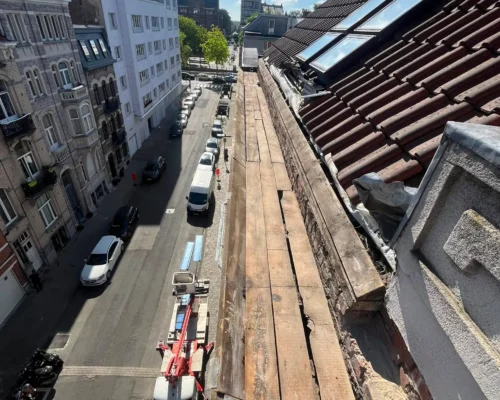 Corniche vétuste et endommagée avant travaux de rénovation à Anderlecht, Bruxelles.