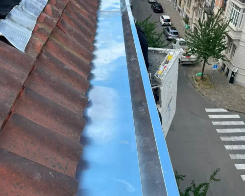 Rénovation complète de corniche terminée avec nouvelles finitions et étanchéité à Auderghem, Bruxelles.
